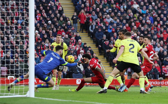 "Tam tấu" bùng nổ, Liverpool vượt lên ngôi đầu Ngoại hạng Anh- Ảnh 3. "Tam tấu" bùng nổ, Liverpool vượt lên ngôi đầu Ngoại hạng Anh- Ảnh 3.