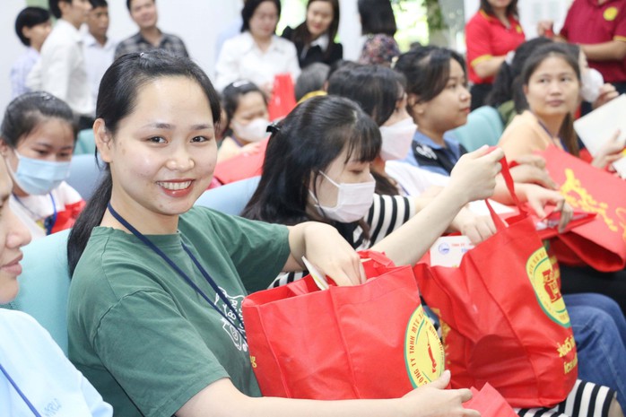 Công nhân làm việc xuyên Tết được lãnh đạo tỉnh Bình Dương tặng quà, lì xì- Ảnh 6. Công nhân làm việc xuyên Tết được lãnh đạo tỉnh Bình Dương tặng quà, lì xì- Ảnh 6.