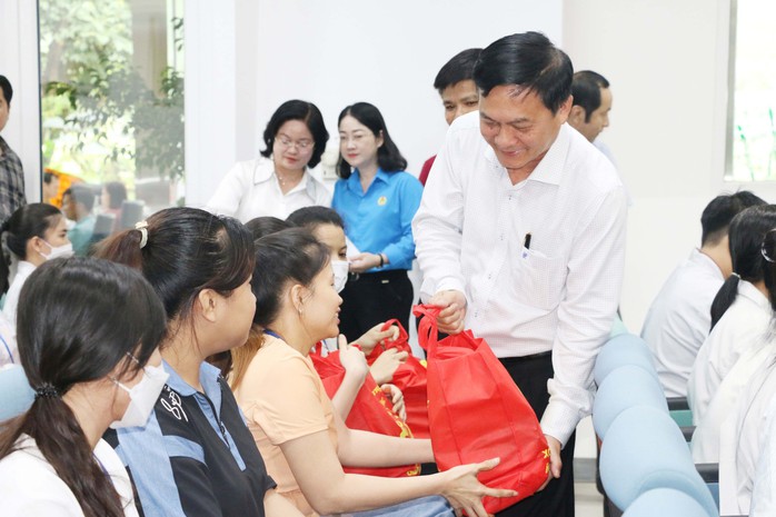 Công nhân làm việc xuyên Tết được lãnh đạo tỉnh Bình Dương tặng quà, lì xì- Ảnh 2. Công nhân làm việc xuyên Tết được lãnh đạo tỉnh Bình Dương tặng quà, lì xì- Ảnh 2.