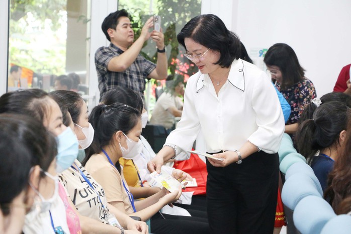 Công nhân làm việc xuyên Tết được lãnh đạo tỉnh Bình Dương tặng quà, lì xì- Ảnh 4. Công nhân làm việc xuyên Tết được lãnh đạo tỉnh Bình Dương tặng quà, lì xì- Ảnh 4.