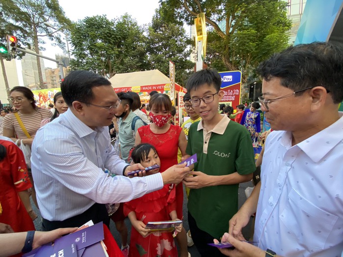 Sôi nổi lì xì sách đầu xuân - Ảnh 2. Sôi nổi lì xì sách đầu xuân - Ảnh 2.