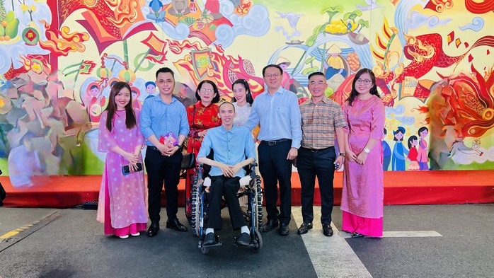 Sôi nổi lì xì sách đầu xuân - Ảnh 5. Sôi nổi lì xì sách đầu xuân - Ảnh 5.
