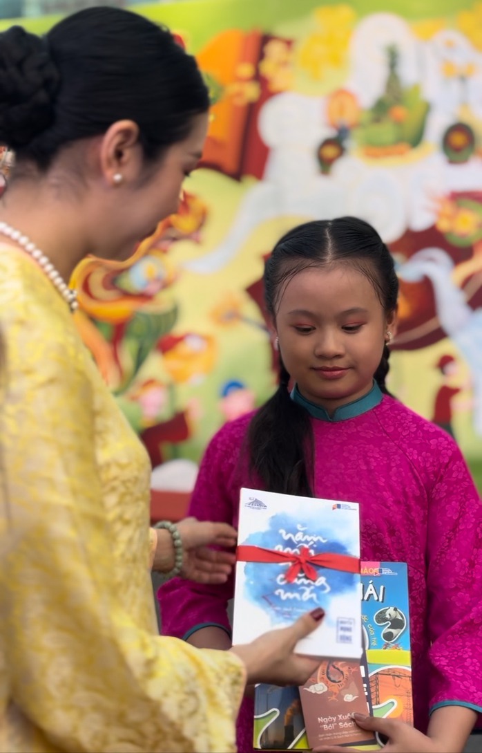 Sôi nổi lì xì sách đầu xuân - Ảnh 4. Sôi nổi lì xì sách đầu xuân - Ảnh 4.