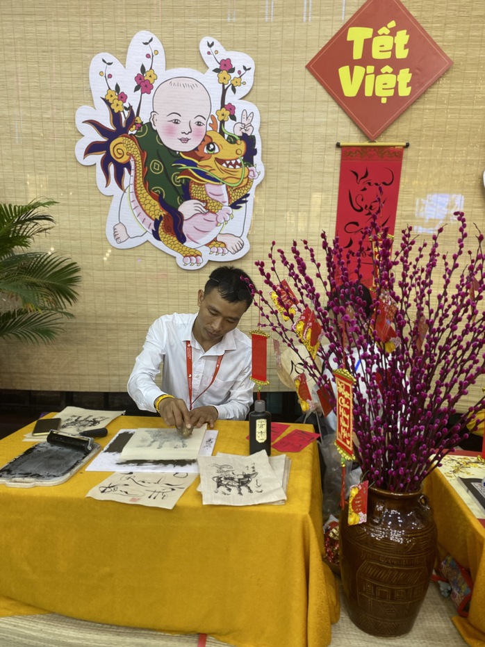 Sôi nổi lì xì sách đầu xuân - Ảnh 10. Sôi nổi lì xì sách đầu xuân - Ảnh 10.