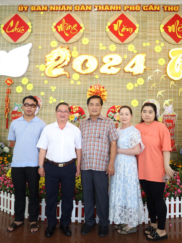 Nườm nượp khách du xuân tại nhiều địa điểm ở Cần Thơ, Vĩnh Long- Ảnh 4. Nườm nượp khách du xuân tại nhiều địa điểm ở Cần Thơ, Vĩnh Long- Ảnh 4.