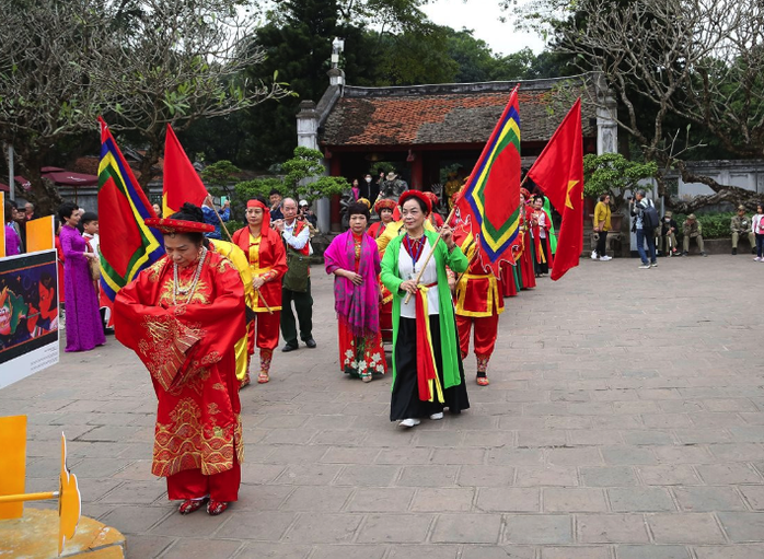 Người Hà Nội xuống phố du xuân, Văn Miếu nườm nượp người đến xin chữ- Ảnh 1. Người Hà Nội xuống phố du xuân, Văn Miếu nườm nượp người đến xin chữ- Ảnh 1.