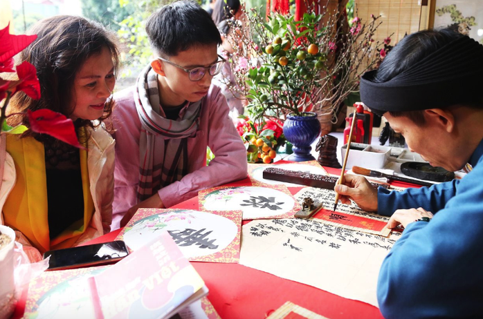 Người Hà Nội xuống phố du xuân, Văn Miếu nườm nượp người đến xin chữ- Ảnh 3. Người Hà Nội xuống phố du xuân, Văn Miếu nườm nượp người đến xin chữ- Ảnh 3.