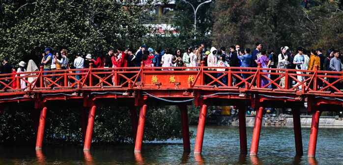 Người Hà Nội xuống phố du xuân, Văn Miếu nườm nượp người đến xin chữ- Ảnh 5. Người Hà Nội xuống phố du xuân, Văn Miếu nườm nượp người đến xin chữ- Ảnh 5.