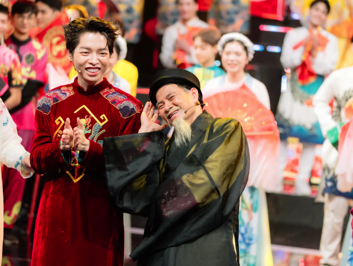 Quang Thắng, Vân Dung tung hứng duyên dáng trong "Gala cười"
- Ảnh 5. Quang Thắng, Vân Dung tung hứng duyên dáng trong "Gala cười"
- Ảnh 5.