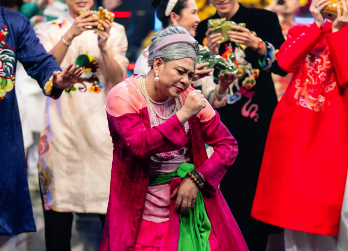 Quang Thắng, Vân Dung tung hứng duyên dáng trong "Gala cười"
- Ảnh 2. Quang Thắng, Vân Dung tung hứng duyên dáng trong "Gala cười"
- Ảnh 2.