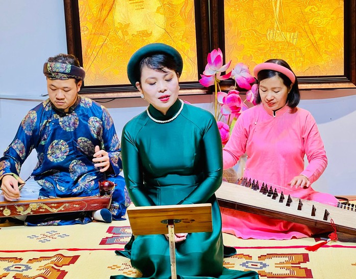 Trăm năm ca Huế vẫn còn- Ảnh 7. Trăm năm ca Huế vẫn còn- Ảnh 7.