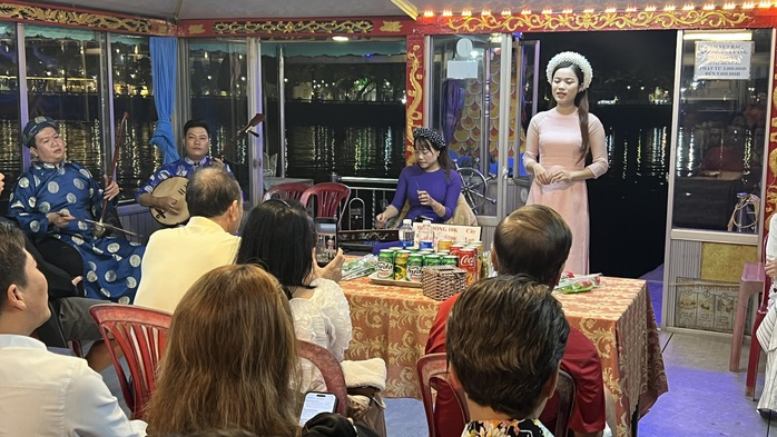Trăm năm ca Huế vẫn còn- Ảnh 2. Trăm năm ca Huế vẫn còn- Ảnh 2.