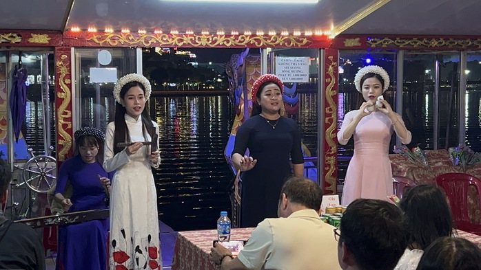 Trăm năm ca Huế vẫn còn- Ảnh 5. Trăm năm ca Huế vẫn còn- Ảnh 5.
