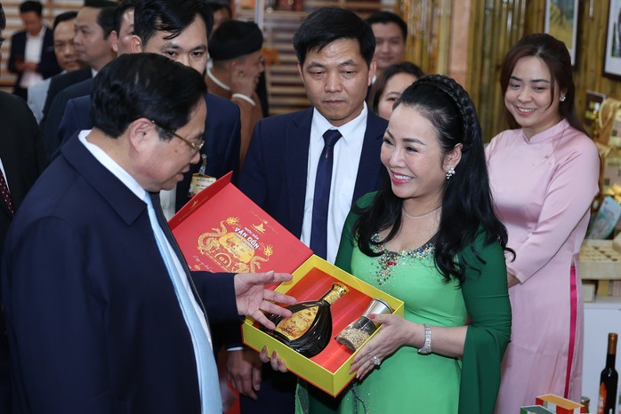 Bộ trưởng Lê Minh Hoan: Lan tỏa sâu sắc hơn nữa tư duy kinh tế nông nghiệp- Ảnh 2. Thủ tướng Phạm Minh Chính tham quan các sản phẩm nông nghiệp tại Hội nghị tổng kết ngành NN-PTNT năm 2023
