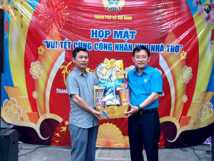 Lãnh đạo LĐLĐ TP HCM vui Tết cùng công nhân ở trọ- Ảnh 3. Lãnh đạo LĐLĐ TP HCM vui Tết cùng công nhân ở trọ- Ảnh 3.