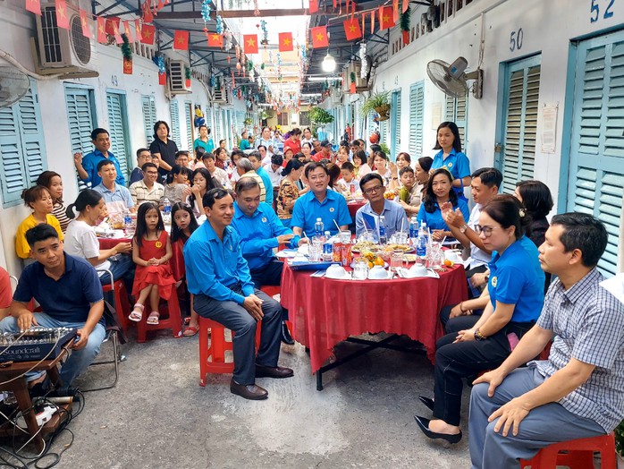Lãnh đạo LĐLĐ TP HCM vui Tết cùng công nhân ở trọ- Ảnh 1. Lãnh đạo LĐLĐ TP HCM vui Tết cùng công nhân ở trọ- Ảnh 1.