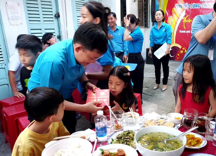 Lãnh đạo LĐLĐ TP HCM vui Tết cùng công nhân ở trọ- Ảnh 4. Lãnh đạo LĐLĐ TP HCM vui Tết cùng công nhân ở trọ- Ảnh 4.