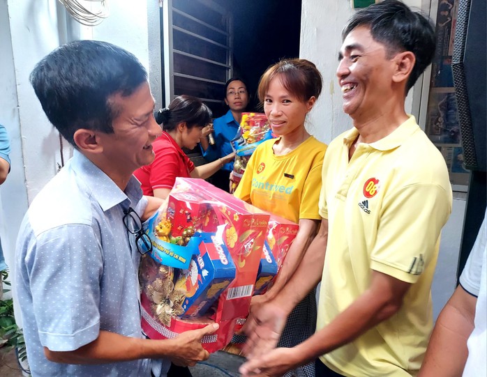 Lãnh đạo LĐLĐ TP HCM vui Tết cùng công nhân ở trọ- Ảnh 2. Lãnh đạo LĐLĐ TP HCM vui Tết cùng công nhân ở trọ- Ảnh 2.