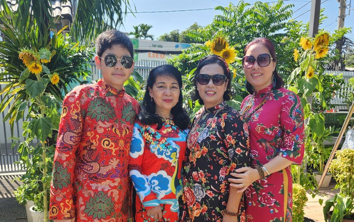 Nét đẹp ngày "Tết thầy"- Ảnh 2. Nét đẹp ngày "Tết thầy"- Ảnh 2.