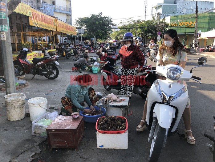 CLIP: Mùng 3 Tết, người miền Tây chen chân mua gà trống- Ảnh 5. CLIP: Mùng 3 Tết, người miền Tây chen chân mua gà trống- Ảnh 5.