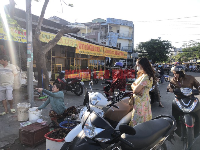 CLIP: Mùng 3 Tết, người miền Tây chen chân mua gà trống- Ảnh 7. CLIP: Mùng 3 Tết, người miền Tây chen chân mua gà trống- Ảnh 7.