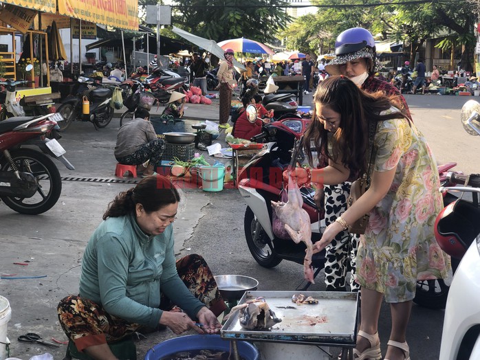 CLIP: Mùng 3 Tết, người miền Tây chen chân mua gà trống- Ảnh 8. CLIP: Mùng 3 Tết, người miền Tây chen chân mua gà trống- Ảnh 8.