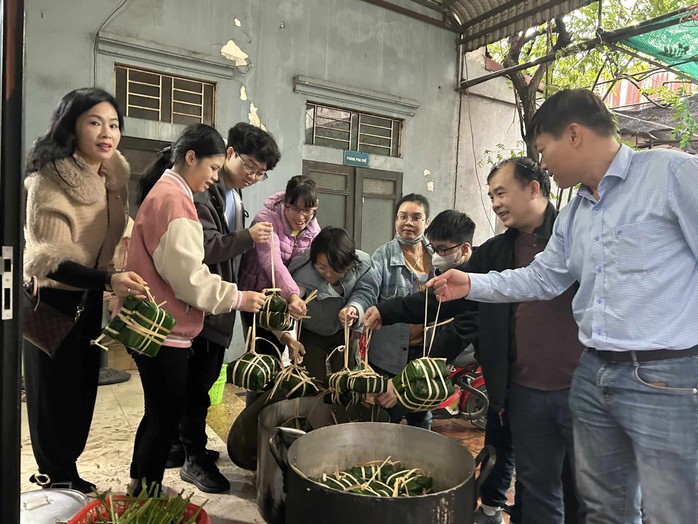 "Xuân sum vầy - Tết sẻ chia": YÊU THƯƠNG CHO ĐI LÀ CÒN MÃI!- Ảnh 2. "Xuân sum vầy - Tết sẻ chia": YÊU THƯƠNG CHO ĐI LÀ CÒN MÃI!- Ảnh 2.