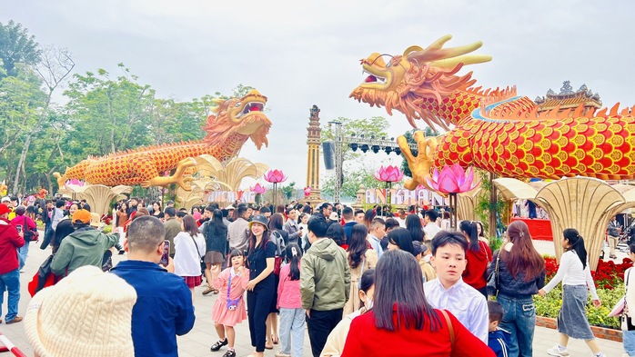 Khách du lịch nườm nượp đến Huế trong dịp Tết Giáp Thìn- Ảnh 1. Khách du lịch nườm nượp đến Huế trong dịp Tết Giáp Thìn- Ảnh 1.