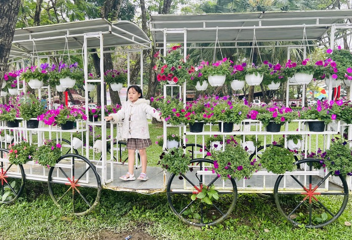 Khách du lịch nườm nượp đến Huế trong dịp Tết Giáp Thìn- Ảnh 3. Khách du lịch nườm nượp đến Huế trong dịp Tết Giáp Thìn- Ảnh 3.