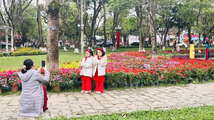 Khách du lịch nườm nượp đến Huế trong dịp Tết Giáp Thìn- Ảnh 2. Khách du lịch nườm nượp đến Huế trong dịp Tết Giáp Thìn- Ảnh 2.