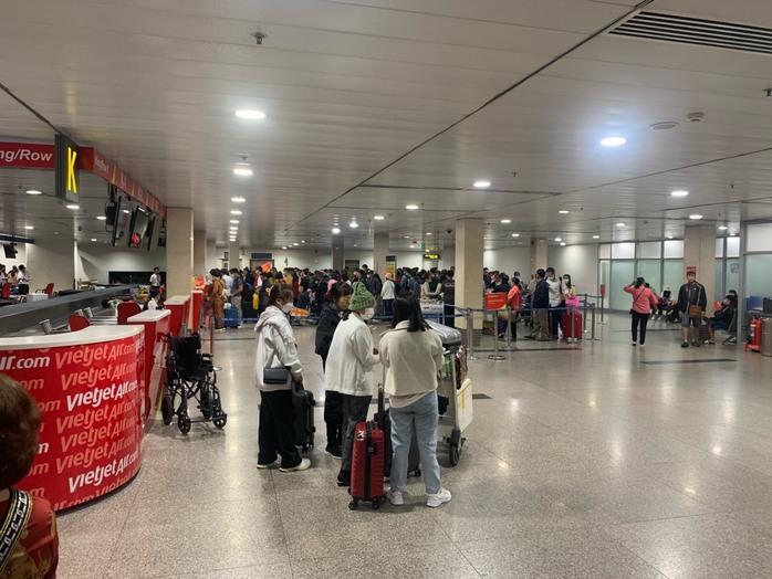 Sân bay Tân Sơn Nhất lại tất bật đón khách trở lại TP HCM- Ảnh 2. Sân bay Tân Sơn Nhất lại tất bật đón khách trở lại TP HCM- Ảnh 2.