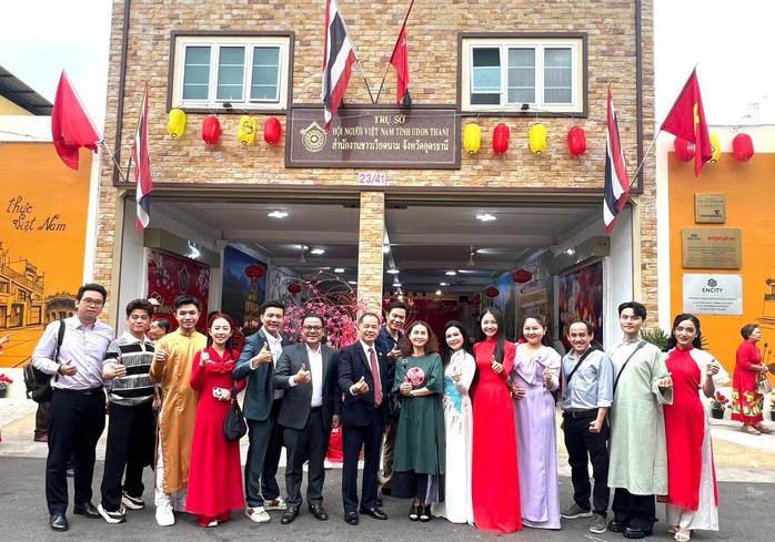 Các nghệ sĩ Tạ Minh Tâm, Điền Trung, Lê Thanh Thảo mang "Tết Việt" đến kiều bào ở Thái Lan- Ảnh 7. Các nghệ sĩ Tạ Minh Tâm, Điền Trung, Lê Thanh Thảo mang "Tết Việt" đến kiều bào ở Thái Lan- Ảnh 7.