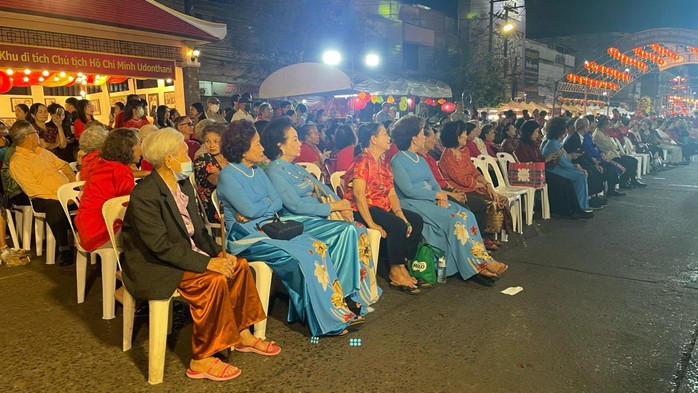 Các nghệ sĩ Tạ Minh Tâm, Điền Trung, Lê Thanh Thảo mang "Tết Việt" đến kiều bào ở Thái Lan- Ảnh 2. Các nghệ sĩ Tạ Minh Tâm, Điền Trung, Lê Thanh Thảo mang "Tết Việt" đến kiều bào ở Thái Lan- Ảnh 2.