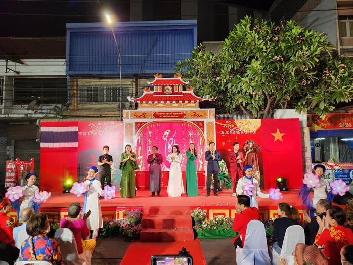 Các nghệ sĩ Tạ Minh Tâm, Điền Trung, Lê Thanh Thảo mang "Tết Việt" đến kiều bào ở Thái Lan- Ảnh 1. Các nghệ sĩ Tạ Minh Tâm, Điền Trung, Lê Thanh Thảo mang "Tết Việt" đến kiều bào ở Thái Lan- Ảnh 1.