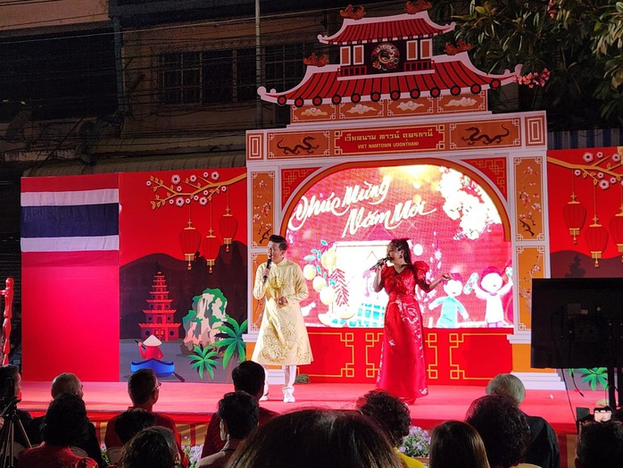 Các nghệ sĩ Tạ Minh Tâm, Điền Trung, Lê Thanh Thảo mang "Tết Việt" đến kiều bào ở Thái Lan- Ảnh 3. Các nghệ sĩ Tạ Minh Tâm, Điền Trung, Lê Thanh Thảo mang "Tết Việt" đến kiều bào ở Thái Lan- Ảnh 3.