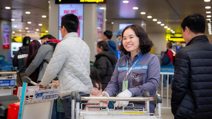 Được giúp đỡ tại sân bay ngày 30 Tết, người phụ nữ lên mạng cảm ơn- Ảnh 7. Được giúp đỡ tại sân bay ngày 30 Tết, người phụ nữ lên mạng cảm ơn- Ảnh 7.