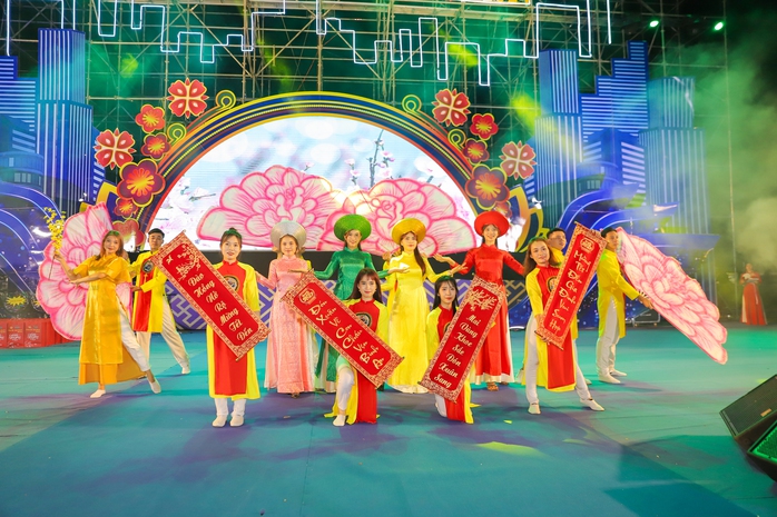 Tận tụy lo Tết cho công nhân- Ảnh 1. Tận tụy lo Tết cho công nhân- Ảnh 1.