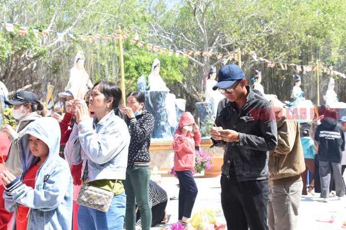 CLIP: “Biển người” đổ về ngôi chùa đặc biệt ở miền Tây- Ảnh 19. CLIP: “Biển người” đổ về ngôi chùa đặc biệt ở miền Tây- Ảnh 19.