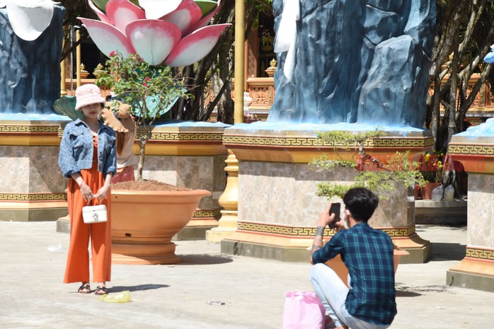 CLIP: “Biển người” đổ về ngôi chùa đặc biệt ở miền Tây- Ảnh 16. CLIP: “Biển người” đổ về ngôi chùa đặc biệt ở miền Tây- Ảnh 16.