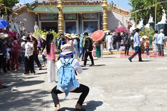 CLIP: “Biển người” đổ về ngôi chùa đặc biệt ở miền Tây- Ảnh 20. CLIP: “Biển người” đổ về ngôi chùa đặc biệt ở miền Tây- Ảnh 20.