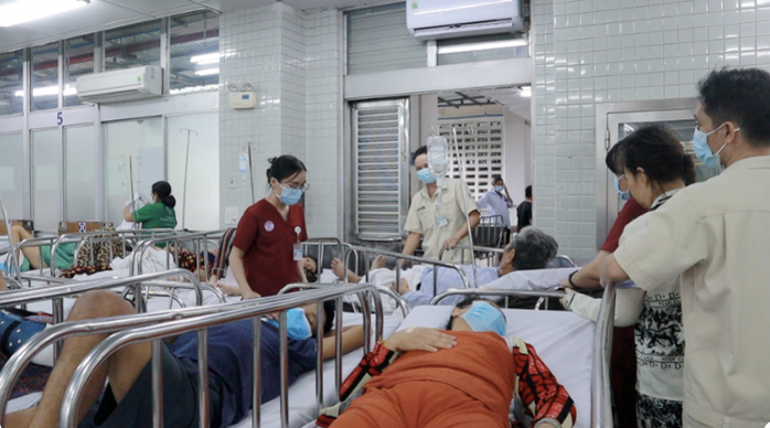 Gác Tết đoàn viên, sát cánh với bệnh nhân trong các ca trực cấp cứu- Ảnh 1. Gác Tết đoàn viên, sát cánh với bệnh nhân trong các ca trực cấp cứu- Ảnh 1.