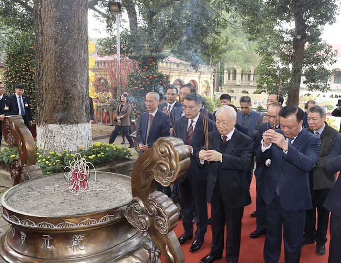 Tổng Bí thư Nguyễn Phú Trọng dâng hương tại Hoàng Thành Thăng Long- Ảnh 1. Tổng Bí thư Nguyễn Phú Trọng dâng hương tại Hoàng Thành Thăng Long- Ảnh 1.