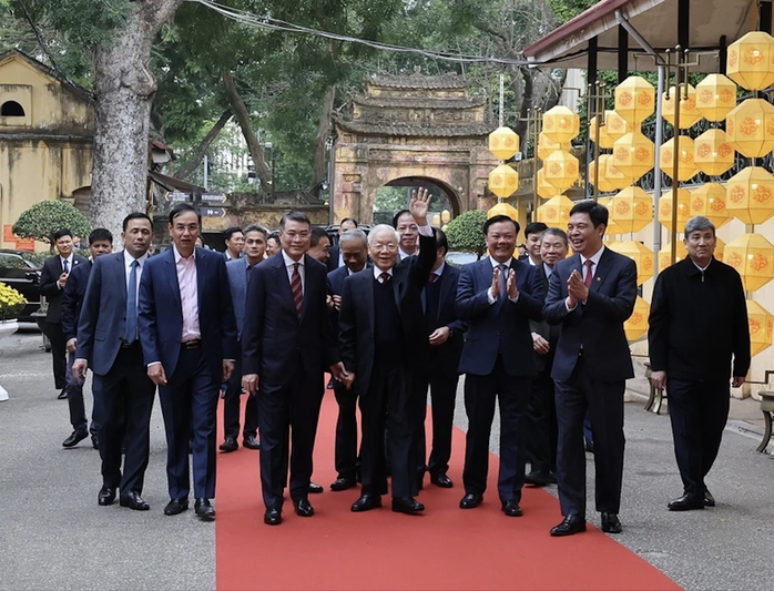 Tổng Bí thư Nguyễn Phú Trọng dâng hương tại Hoàng Thành Thăng Long- Ảnh 3. Tổng Bí thư Nguyễn Phú Trọng dâng hương tại Hoàng Thành Thăng Long- Ảnh 3.