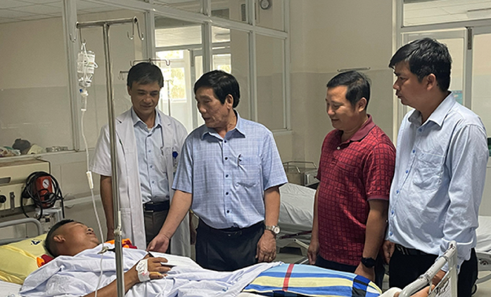 Một CSGT bị tông trọng thương khi làm nhiệm vụ- Ảnh 1. Một CSGT bị tông trọng thương khi làm nhiệm vụ- Ảnh 1.
