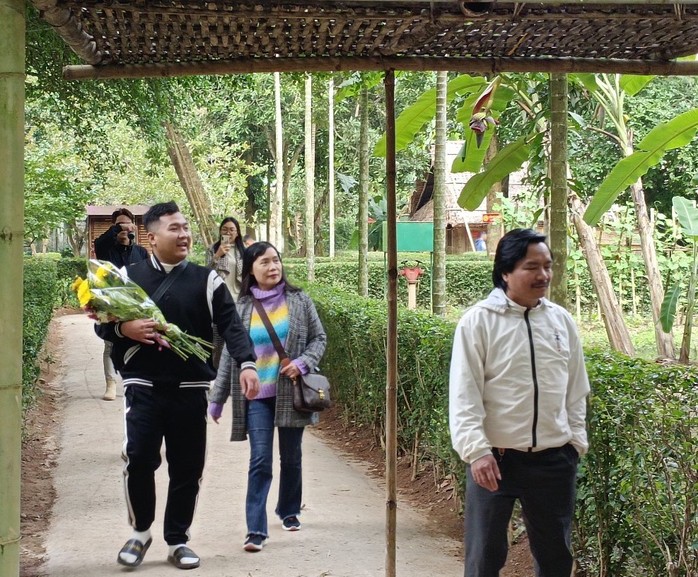 VIDEO: Hàng ngàn người dân về thăm quê Bác dịp đầu năm- Ảnh 4. VIDEO: Hàng ngàn người dân về thăm quê Bác dịp đầu năm- Ảnh 4.