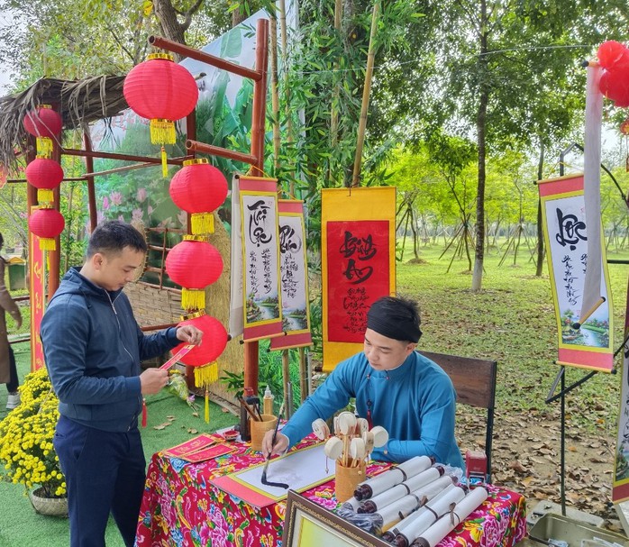 VIDEO: Hàng ngàn người dân về thăm quê Bác dịp đầu năm- Ảnh 8. VIDEO: Hàng ngàn người dân về thăm quê Bác dịp đầu năm- Ảnh 8.