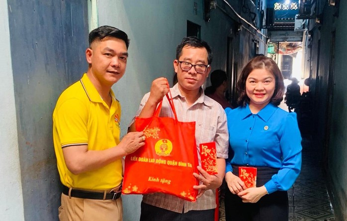 Ấm áp, ý nghĩa chuơng trình “Vui Tết cùng công nhân khu nhà trọ”- Ảnh 9. Ấm áp, ý nghĩa chuơng trình “Vui Tết cùng công nhân khu nhà trọ”- Ảnh 9.