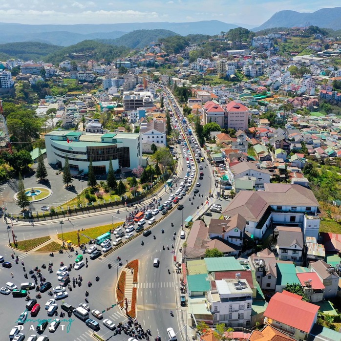 Khách đến Đà Lạt tăng mạnh, một số tuyến đường ùn tắc- Ảnh 1. Khách đến Đà Lạt tăng mạnh, một số tuyến đường ùn tắc- Ảnh 1.