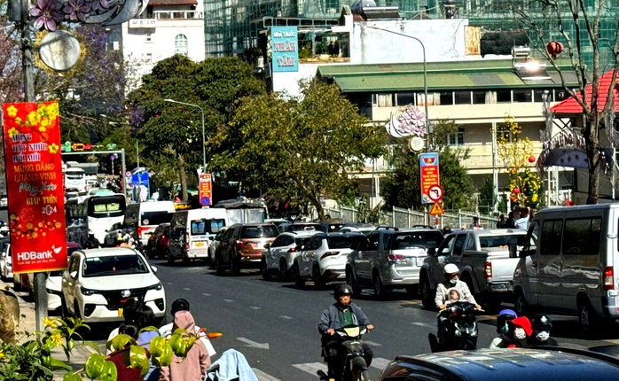 Khách đến Đà Lạt tăng mạnh, một số tuyến đường ùn tắc- Ảnh 4. Khách đến Đà Lạt tăng mạnh, một số tuyến đường ùn tắc- Ảnh 4.