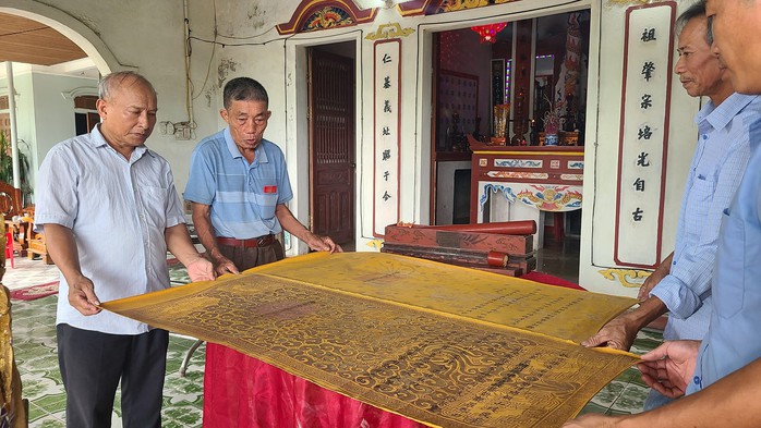 Lưu giữ 2 sắc phong hơn 100 năm mới biết báu vật vua ban- Ảnh 3. Lưu giữ 2 sắc phong hơn 100 năm mới biết báu vật vua ban- Ảnh 3.